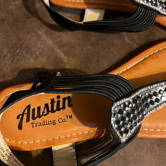 Sandals Austin trading co. Size 6 fancy beaded top with leather and elastic - Picture 2 of 8